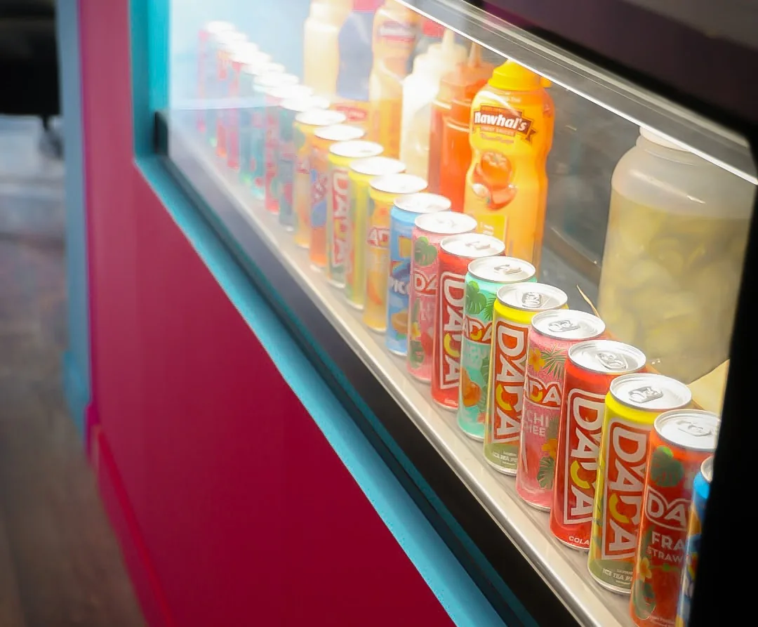 La vitrine réfrigérée de Crousty Vice, garnie de canettes colorées